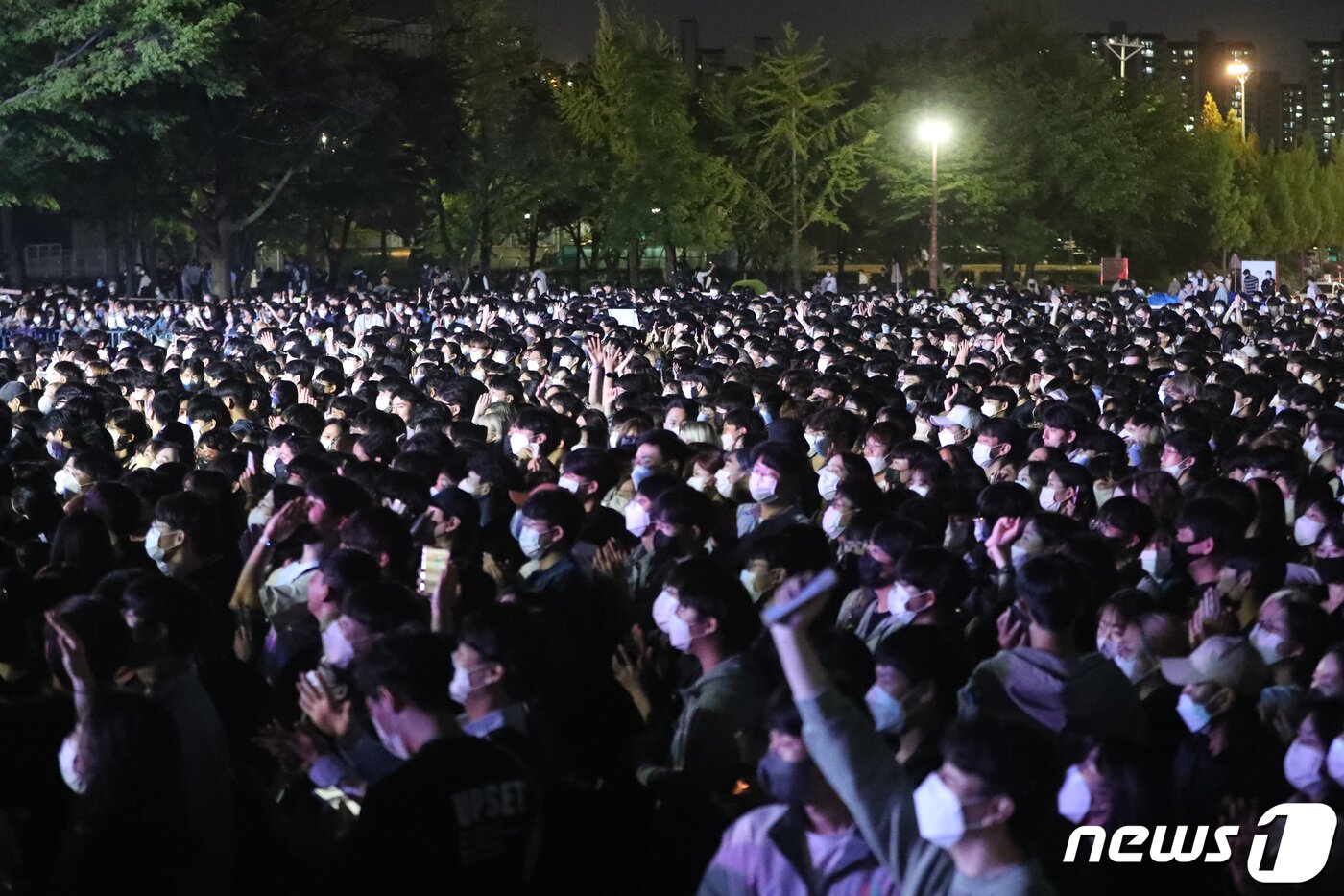 본문 이미지 - 4일 오후 경기 수원 장안구 성균관대학교 자연과학캠퍼스에서 열린 '2022 ESKARA(대동제)' 축제에서 학생들이 교내 동아리 공연을 관람하며 축제를 즐기고 있다. 2022.5.4/뉴스1 ⓒ News1 김영운 기자