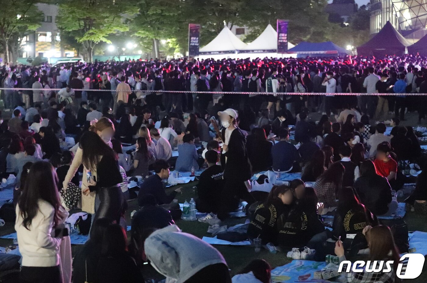 본문 이미지 - 4일 오후 경기 수원 장안구 성균관대학교 자연과학캠퍼스에서 열린 '2022 ESKARA(대동제)' 축제에서 학생들이 준비한 음식을 먹으며 동아리 공연을 관람하고 있다. 2022.5.4/뉴스1 ⓒ News1 김영운 기자