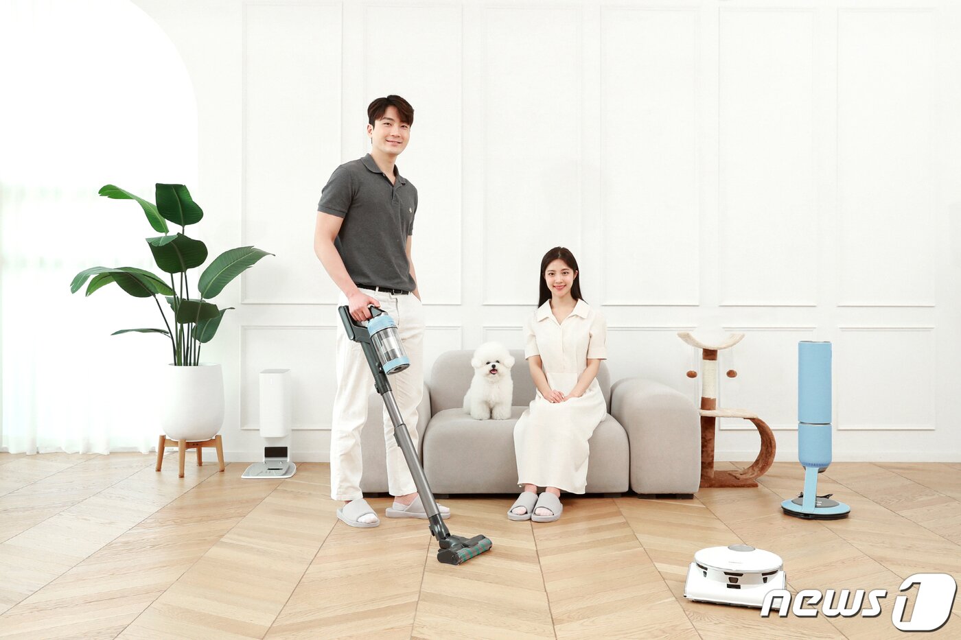 본문 이미지 - 모델이 삼성전자 로봇청소기 '비스포크 제트 봇 AI'와 스틱형 무선청소기 '비스포크 제트'를 소개하고 있는 모습.(삼성전자 제공)2022.5.5/뉴스1