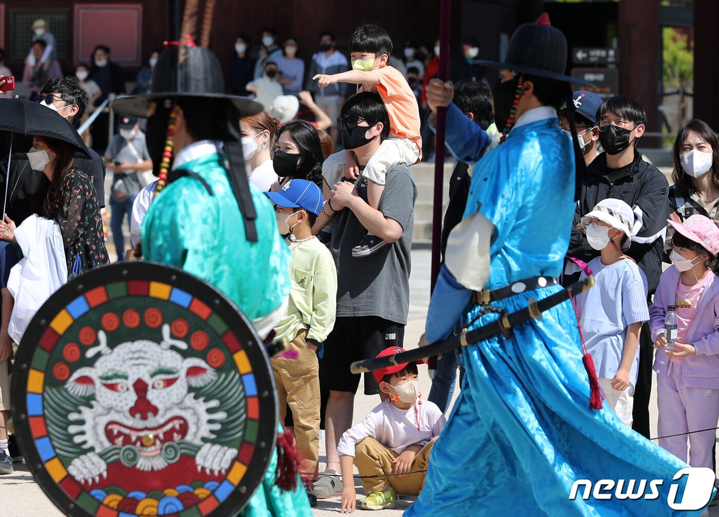 본문 이미지 - 제100주년 어린이날인 5일 오전 서울 경복궁을 찾은 가족들이 수문장 교대의식을 보고 있다. 2022.5.5/뉴스1 ⓒ News1 구윤성 기자