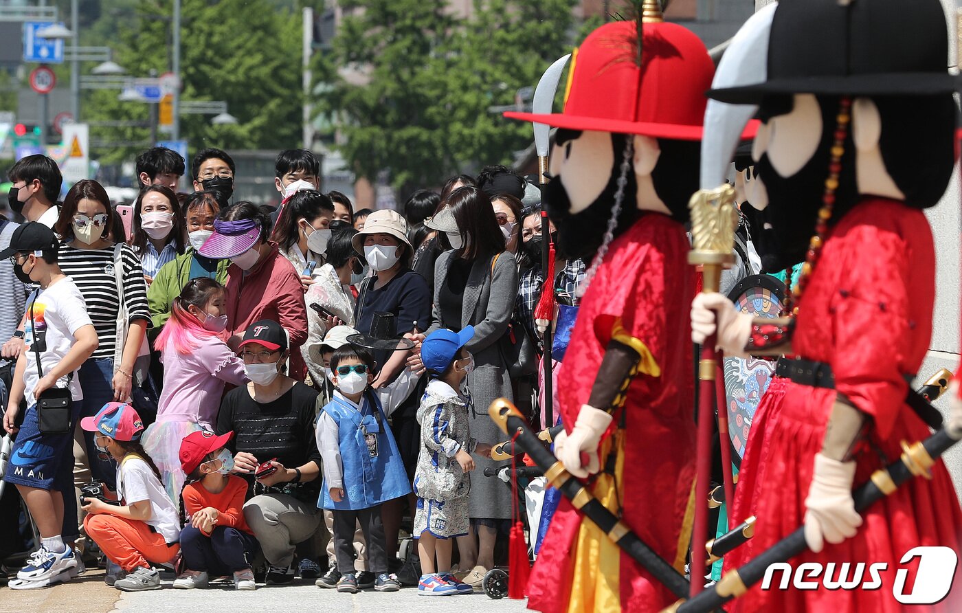 본문 이미지 - 제100주년 어린이날인 5일 오전 서울 경복궁을 찾은 시민들이 인형탈을 쓴 수문장이 등장한 광화문 파수의식을 지켜보고 있다. 2022.5.5/뉴스1 ⓒ News1 구윤성 기자