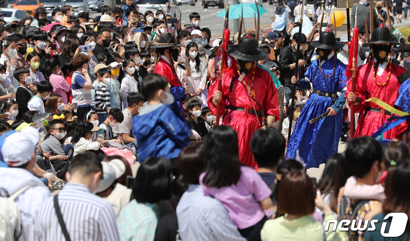 본문 이미지 - 제100주년 어린이날인 5일 오전 서울 경복궁을 찾은 시민들이 광화문 파수의식을 지켜보고 있다. 2022.5.5/뉴스1 ⓒ News1 구윤성 기자