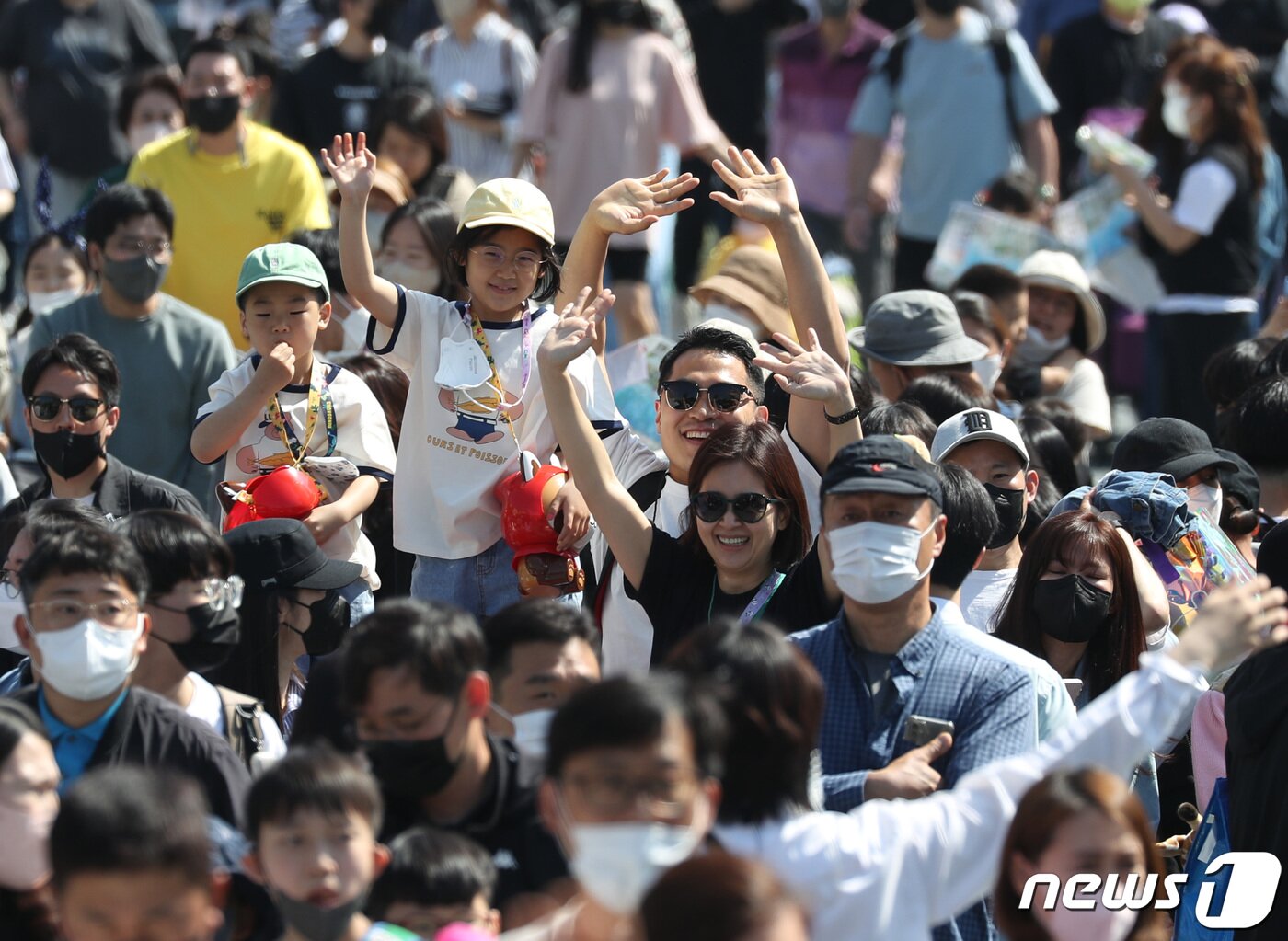 본문 이미지 - 제100주년 어린이날인 5일 경기 용인 처인구 에버랜드를 찾은 어린이들과 가족들이 파크 내로 입장하면서 취재진을 향해 손을 흔들고 있다. 2022.5.5/뉴스1 ⓒ News1 김영운 기자