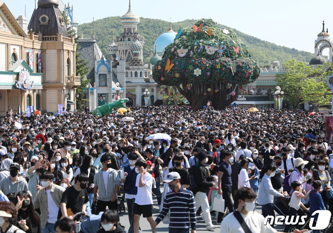 본문 이미지 - 제100주년 어린이날인 5일 경기 용인 처인구 에버랜드를 찾은 어린이들과 가족들이 파크 내로 입장을 하고 있다. 2022.5.5/뉴스1 ⓒ News1 김영운 기자