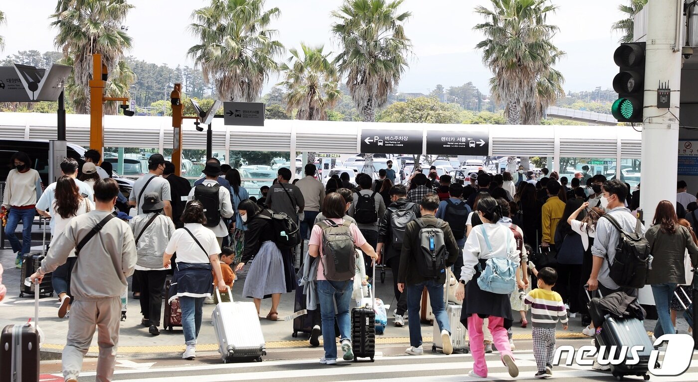 본문 이미지 - 어린이날인 5일 제주국제공항이 관광객들로 붐비고 있다. 제주관광협회는 지난 4일부터 8일까지 징검다리 연휴 동안 제주에 20만4000명이 온다고 예상했다.2022.5.5/뉴스1 ⓒ News1 고동명 기자