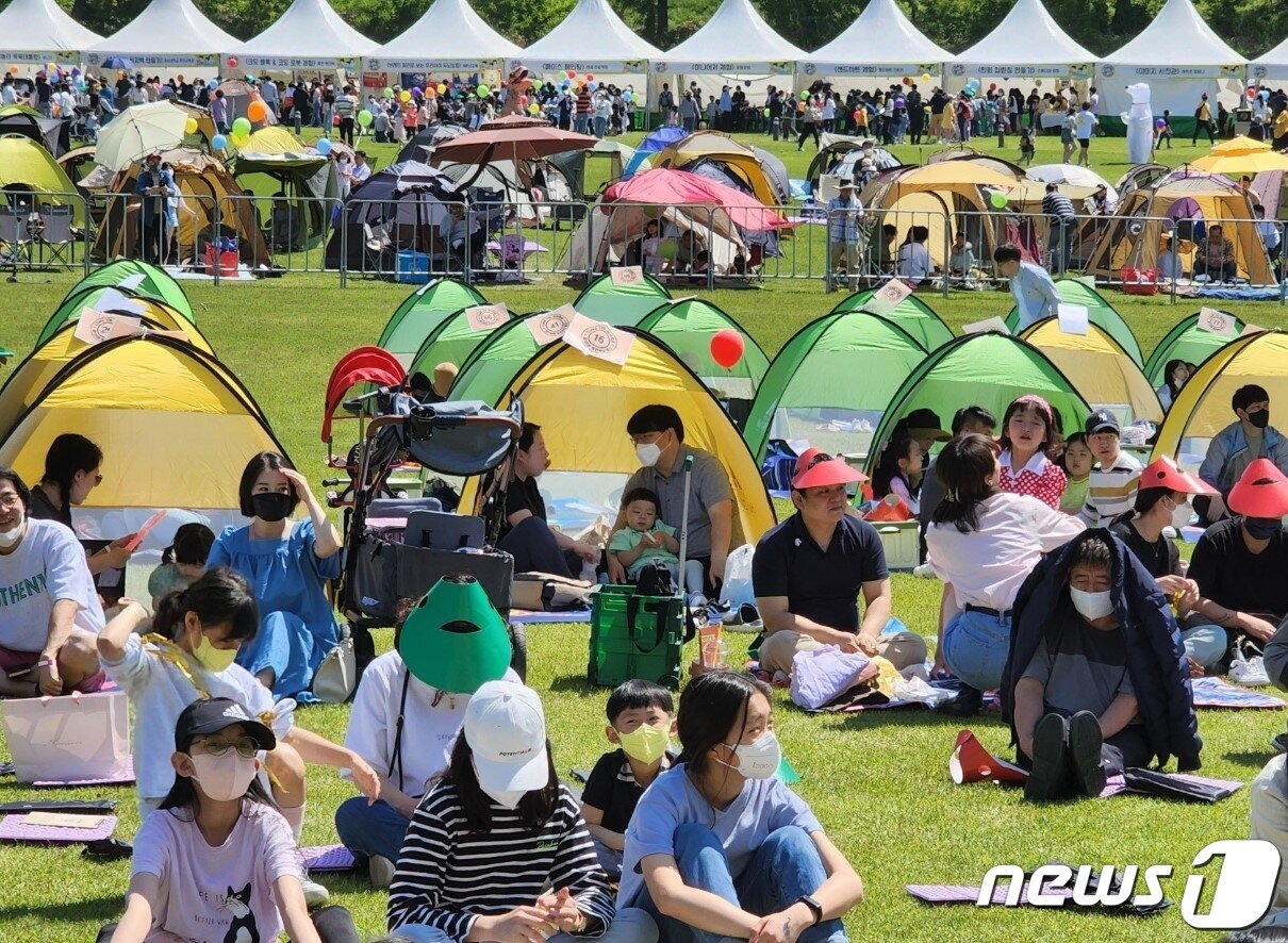 본문 이미지 - 어린이날 "캠핑 가고 싶다＂는 어린이들의 의견을 반영해 천안시민체육공원 잔디 광장에 텐트 100개가 설치됐다.ⓒ 뉴스1