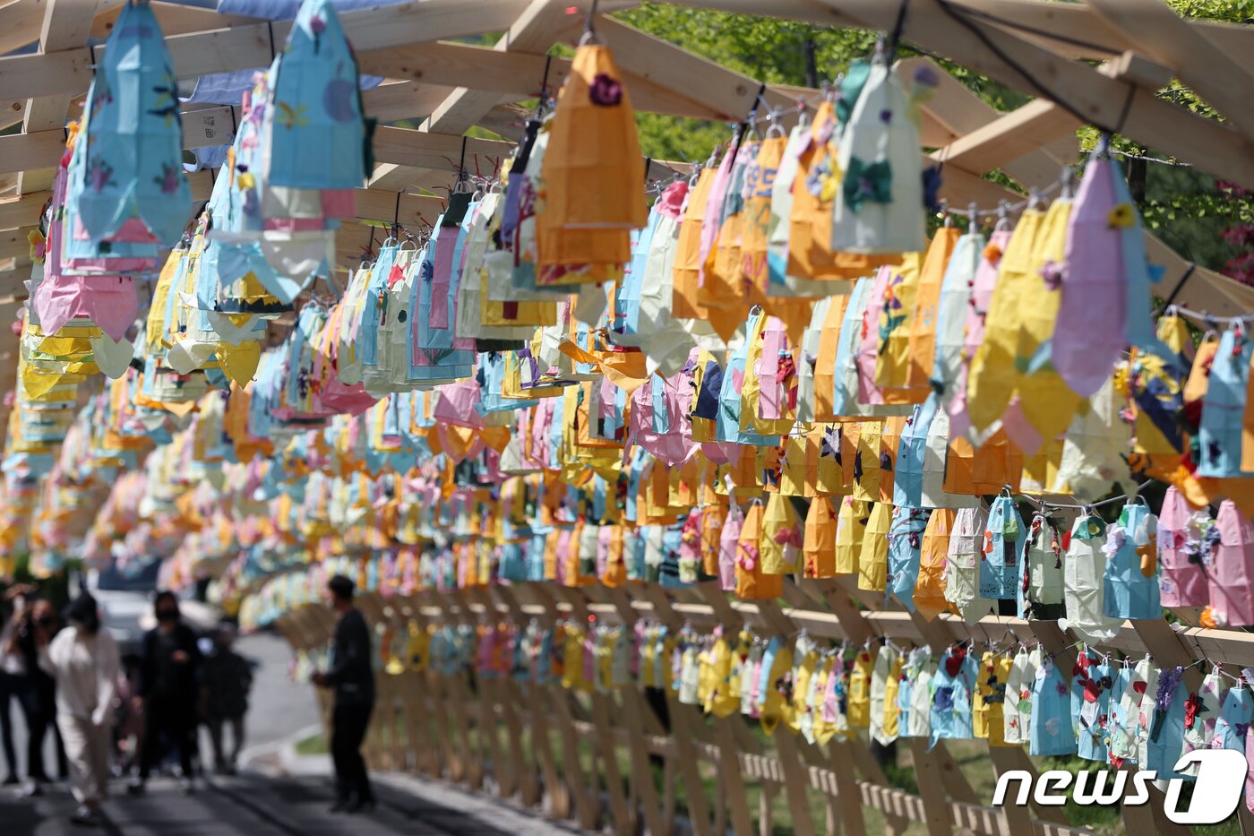본문 이미지 - 지난해 5월 5일 강원 원주한지테마파크에서 열린 '제24회 원주한지문화제'에서 시민들이 작품을 관람하고 있다.  2022.5.5/뉴스1 ⓒ News1 ,황기선 기자