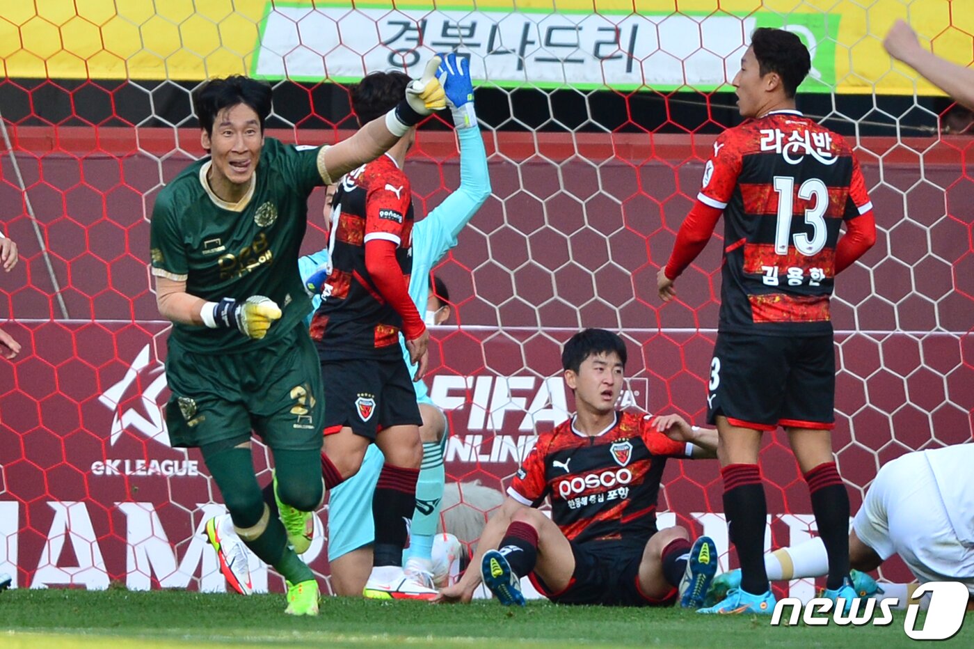본문 이미지 - 5일 오후 경북 포항스틸야드에서 열린 프로축구 '하나원큐 K리그1 2022' 포항스틸러스와 대구FC 경기 후반 추가 시간 대구 수문장 오승훈이 해더로 동점골을 도와준 후 기뻐하고 있다. 2022.5.5/뉴스1 ⓒ News1 최창호 기자