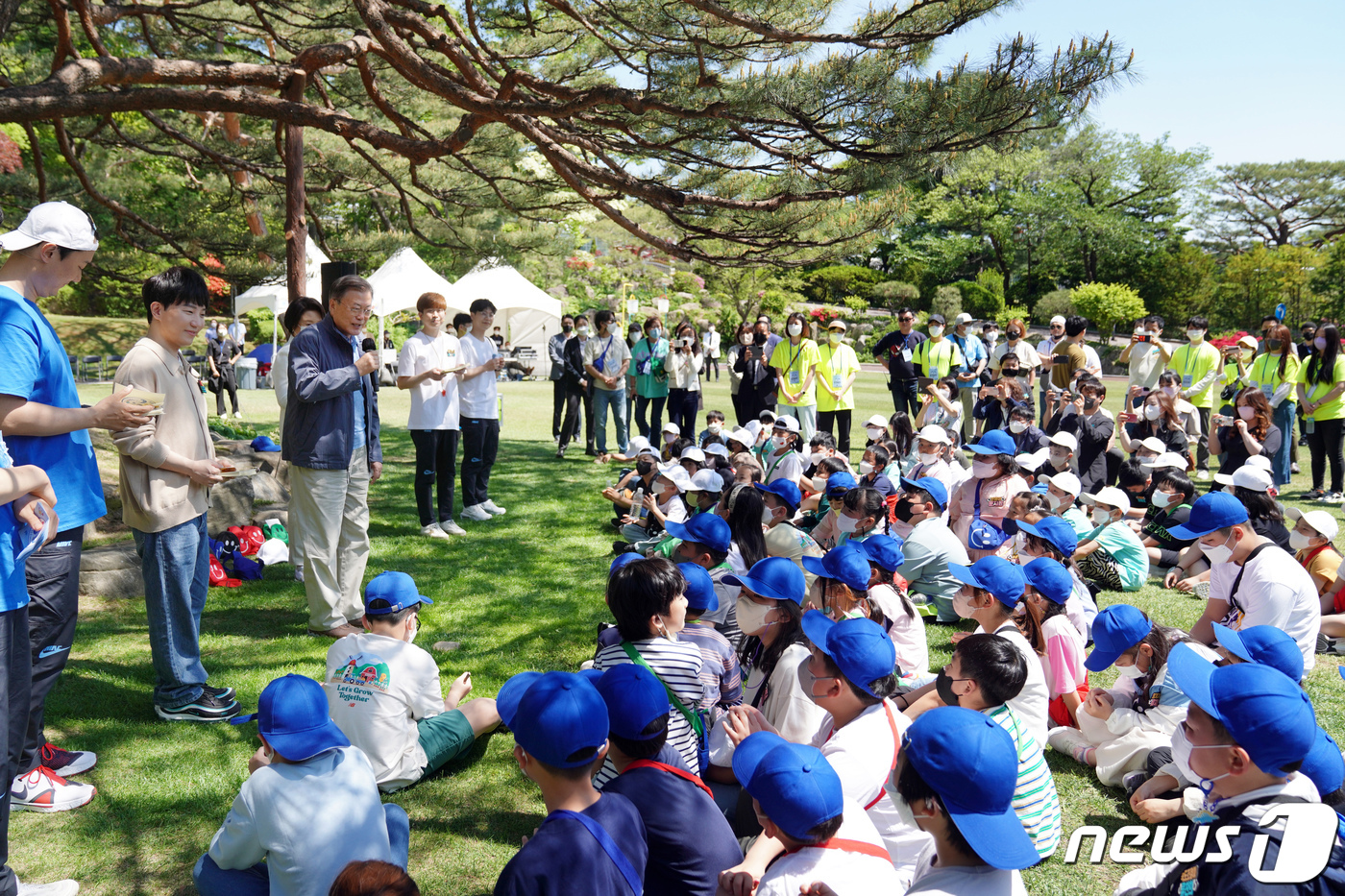 (서울=뉴스1) 이광호 기자 = 문재인 대통령이 5일 청와대 녹지원에서 열린 2022년 어린이날 100주년 기념 청와대 어린이 초청행사에서 인사말을 하고 있다.(청와대 제공)202 …