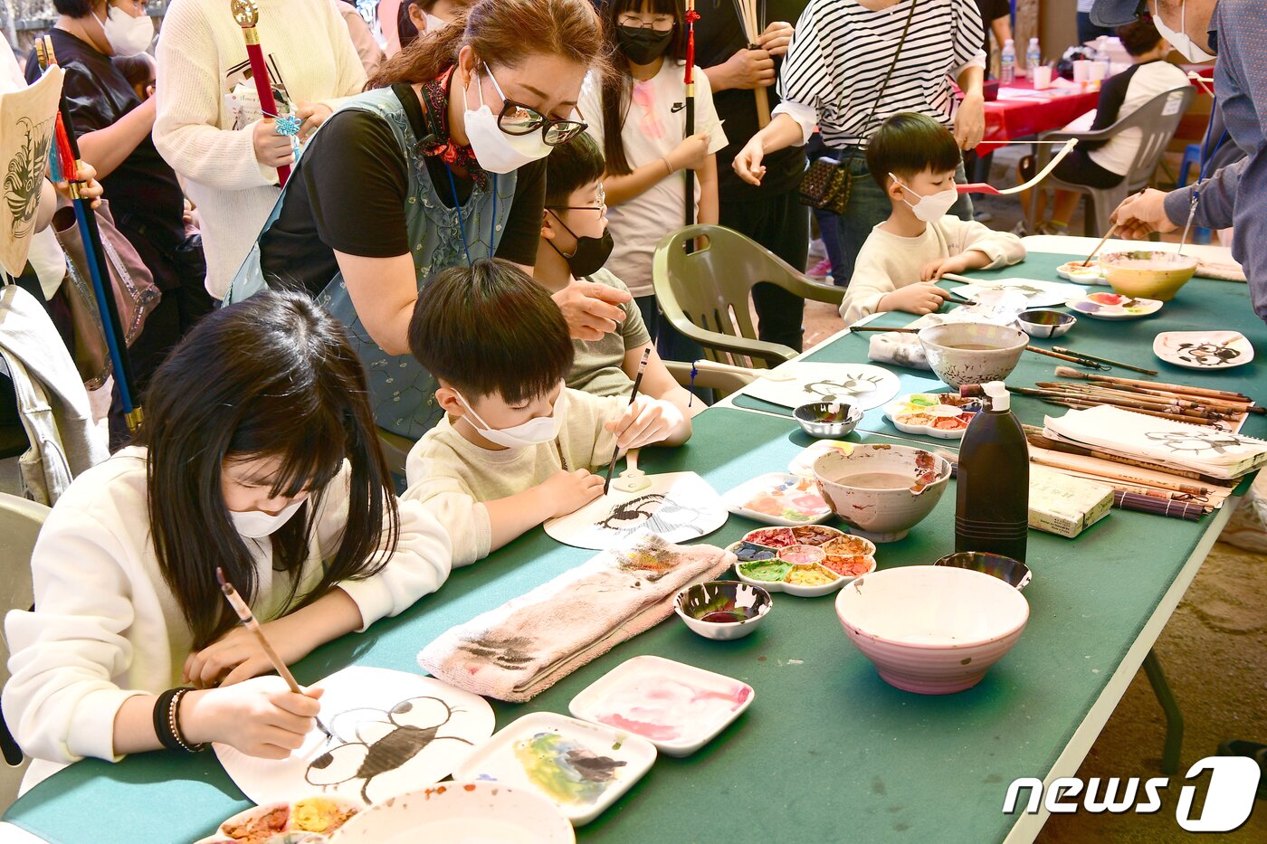 본문 이미지 - 어린이날인 5일 개막된 '대가야체험축제'에 참가한 한 어린이들이 만들기 체험을 하고 있다. 축제는 8일까지 대가야생활촌 일원에서 열린다. (고령군 제공) 2022.5.6/뉴스1 ⓒ News1 정우용 기자