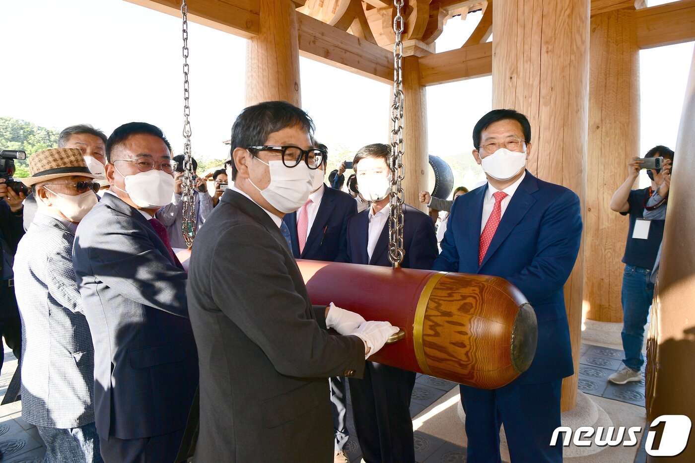 본문 이미지 - 어린이날인 5일 개막된 '대가야체험축제'에서 곽용환 고령군수 등 내빈들이 대가야 대종 타종식을 하고 있다. 축제는 8일까지 대가야생활촌 일원에서 열린다. (고령군 제공) 2022.5.6/뉴스1 ⓒ News1 정우용 기자