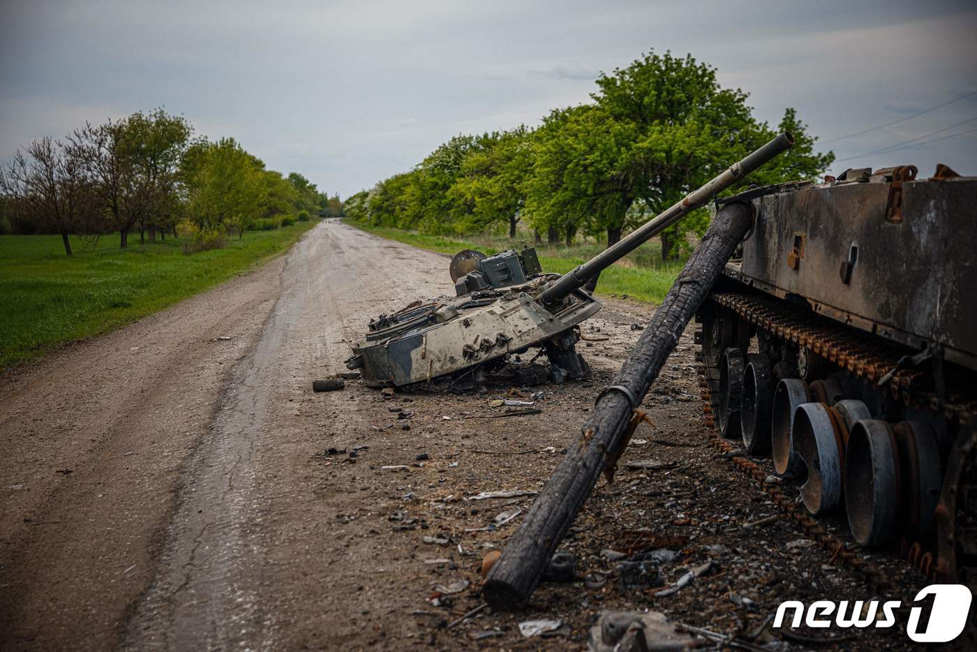 (포크로우스크AFP=뉴스1) 우동명 기자 = 4일 (현지시간) 우크라이나 포크로우스크 도로에서 파괴된 러시아 군의 BMP-3 보병 전투 차량이 보인다.ⓒ AFP=뉴스1