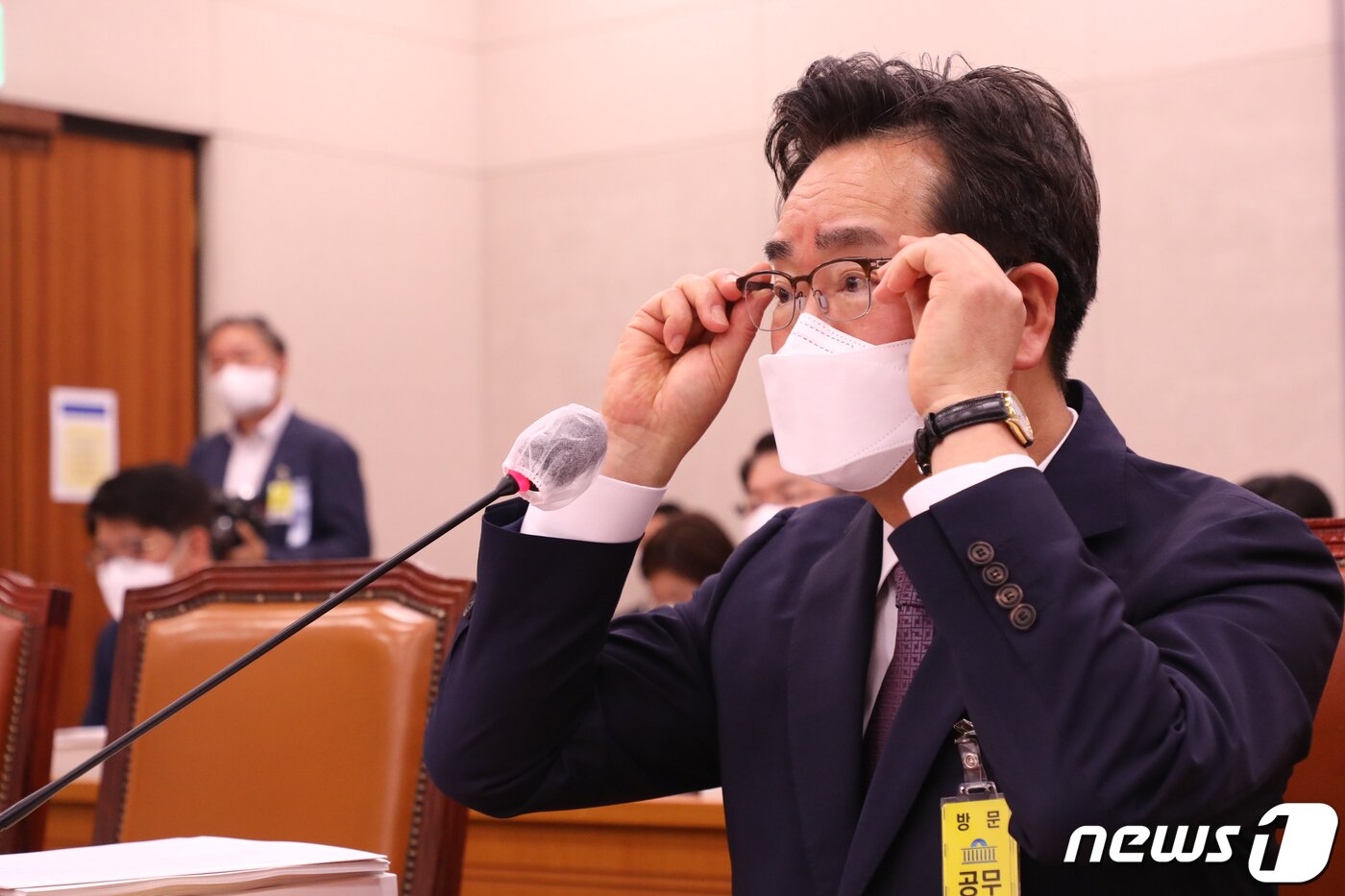 본문 이미지 - 정황근 농림축산식품부 장관 후보자가 6일 국회에서 열린 인사청문회에서 안경을 고쳐 쓰고 있다. (공동취재)2022.5.6/뉴스1 ⓒ News1 허경 기자