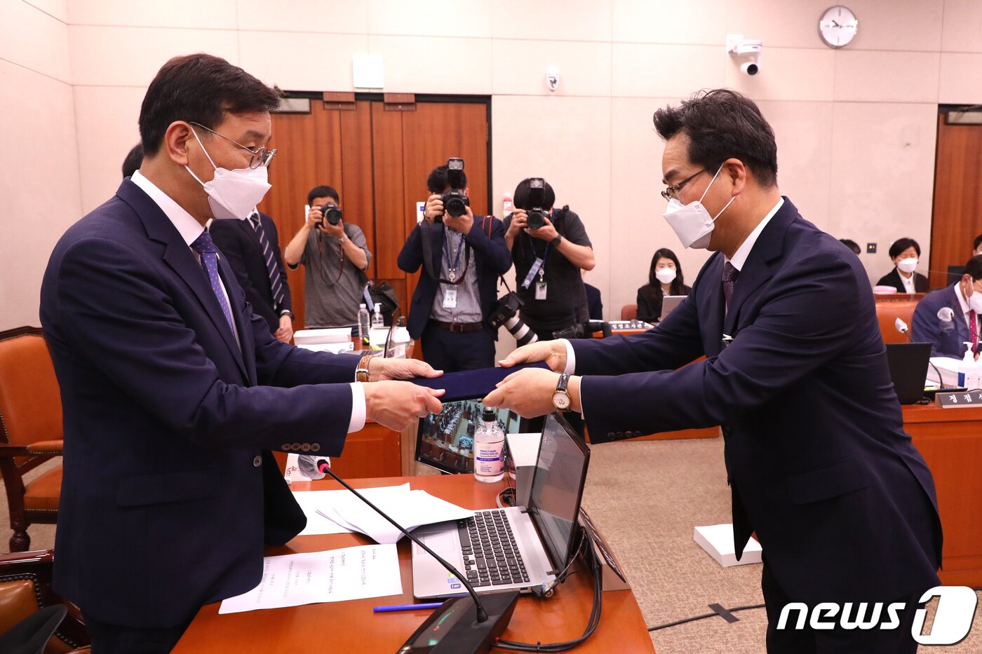 본문 이미지 - 정황근 농림축산식품부 장관 후보자(오른쪽)가 6일 국회에서 열린 인사청문회에서 선서를 마친 후 위성곤 국회 농림축산식품해양수산위원장 직무대리에게 선서문을 제출하고 있다. (공동취재)2022.5.6/뉴스1 ⓒ News1 허경 기자