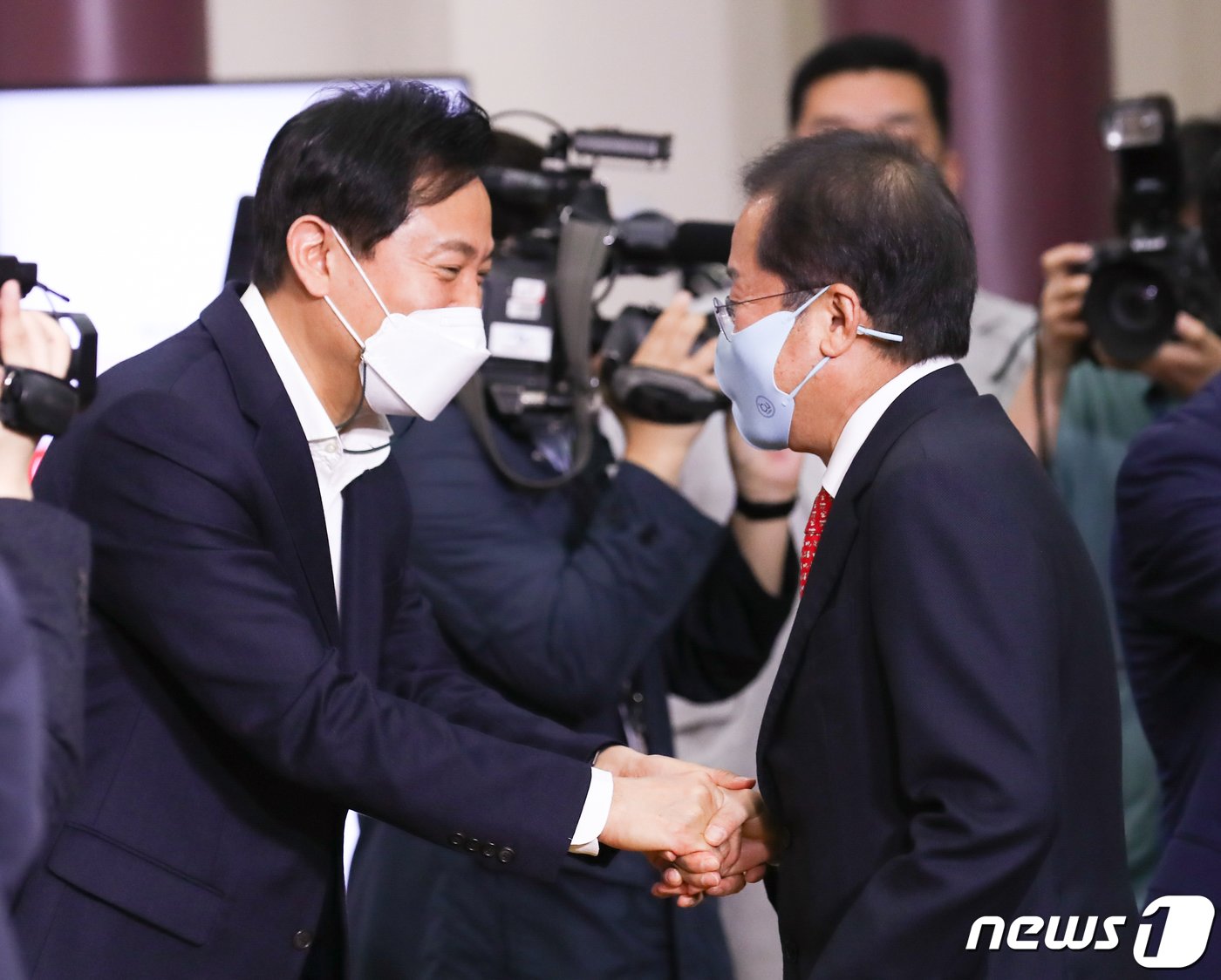 본문 이미지 - 오세훈 서울시장과 홍준표대구시장 후보가 6일 국회의원회관에서 열린 &#39;제8회 동시지방선거 국민의힘 광역단체장 후보 공천장 수여식&#39;에서 인사를 나누고 있다. &#40;공동취재&#41;2022.5.6/뉴스1 ⓒ News1 허경 기자