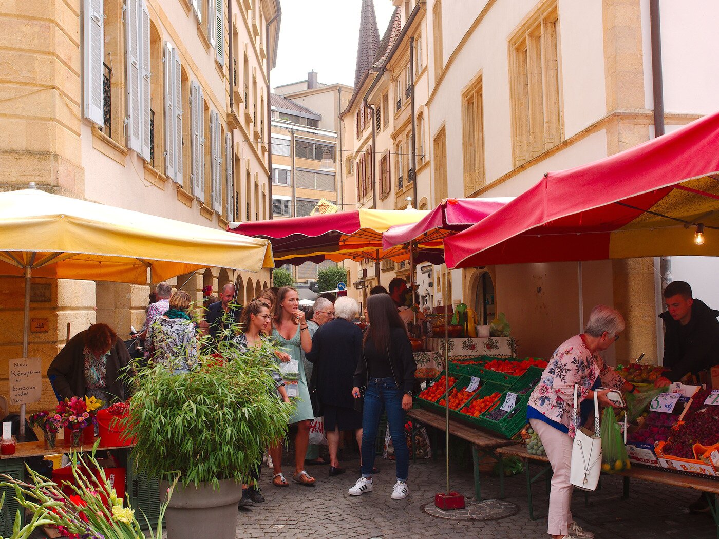 본문 이미지 - 뉴사텔 장터. 스위스관광청 제공