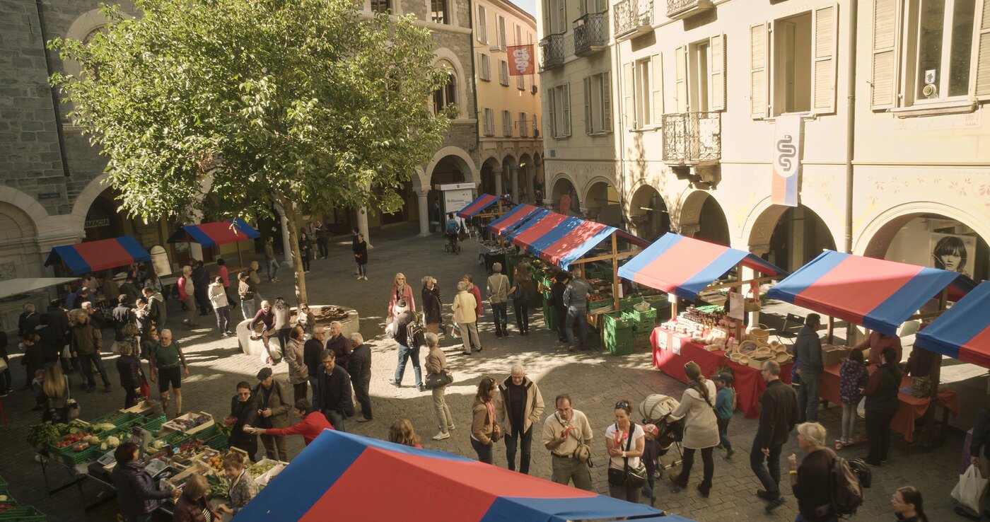 본문 이미지 - 벨린초나 장터. 스위스관광청 제공