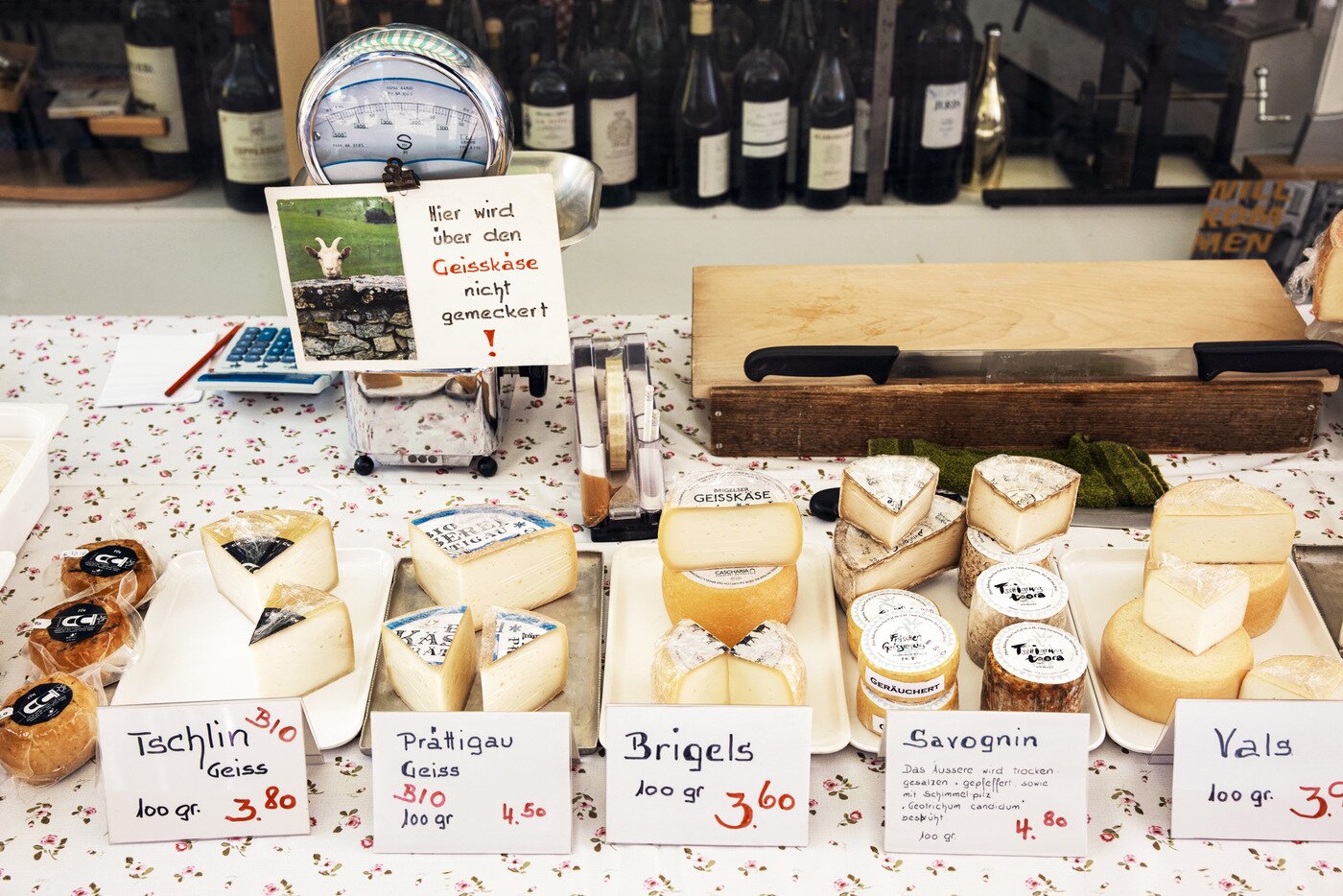 본문 이미지 - 쿠어 장터에서 판매하는 치즈. 스위스관광청 제공