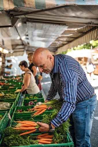 본문 이미지 - 카루주 장터에서 장을 보는 현지인의 모습. 스위스관광청 제공