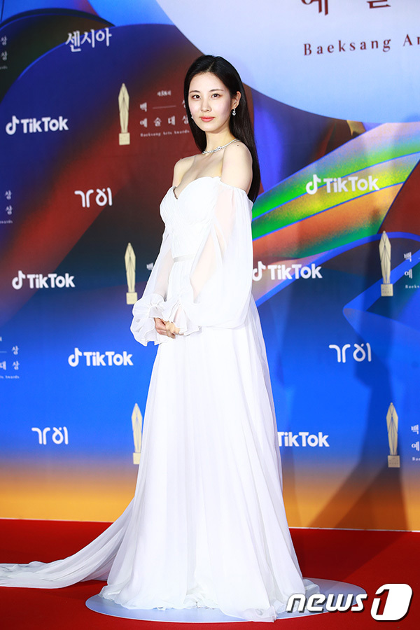 (서울=뉴스1) = 소녀시대 서현이 6일 오후 경기도 고양시 일산킨텍스에서 진행된 '제58회 백상예술대상' 레드카펫 행사에서 포즈를 취하고 있다. (백상예술대상사무국 제공) 202 …