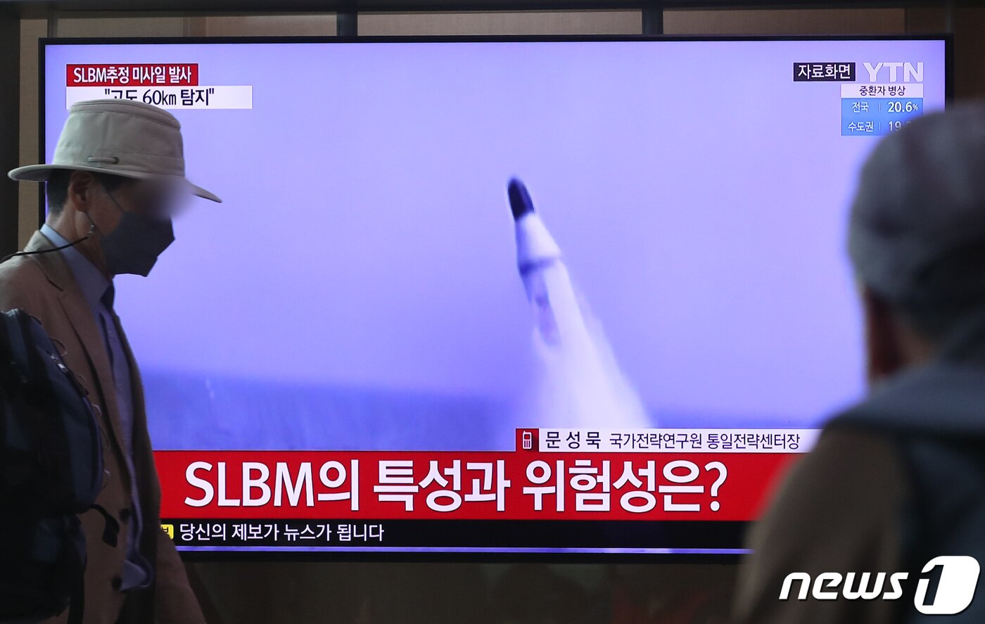 본문 이미지 - 북한이 윤석열 대통령 당선인 취임 사흘을 앞두고 잠수함발사탄도미사일(SLBM)로 추정되는 탄도미사일 1발을 발사한 7일 서울 중구 서울역 대합실 TV에 관련 뉴스가 나오고 있다. 2022.5.7/뉴스1 ⓒ News1 이성철 기자