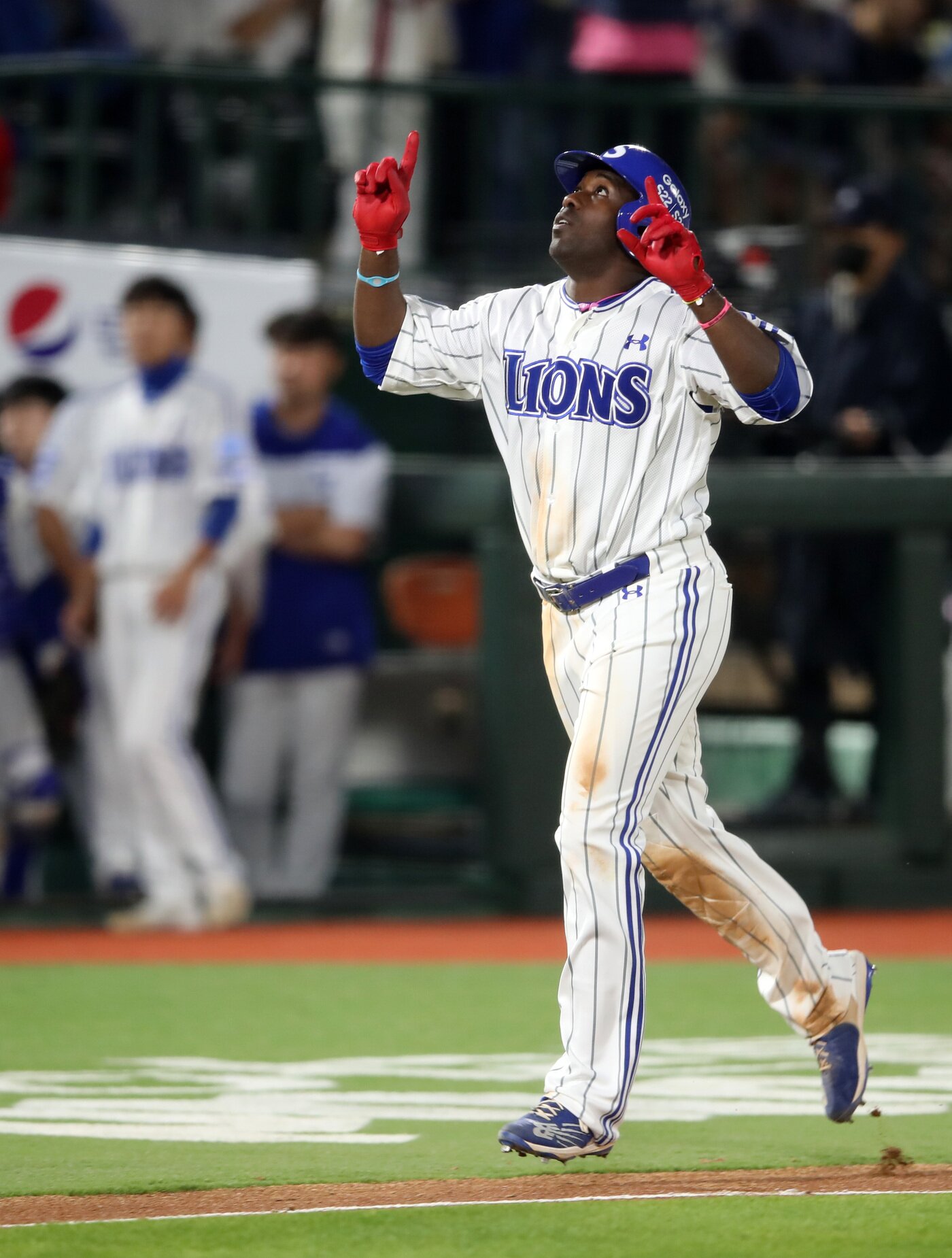 본문 이미지 - 삼성 라이온즈 호세 피렐라가 7일 KBO리그 사직 롯데 자이언츠전에서 9회초 1점 홈런을 터트린 후 기뻐하고 있다.(삼성 라이온즈 제공) ⓒ 뉴스1