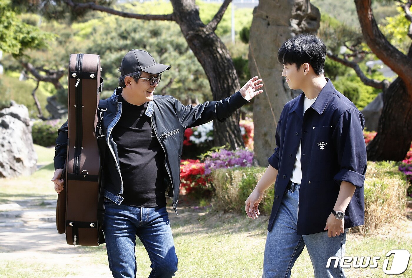 본문 이미지 - 가수 임지훈, 임현식 부자가 서울 영등포구 여의도 kbs에서 뉴스1과의 인터뷰를 마친 뒤 이동하고 있다. ⓒ News1 권현진 기자