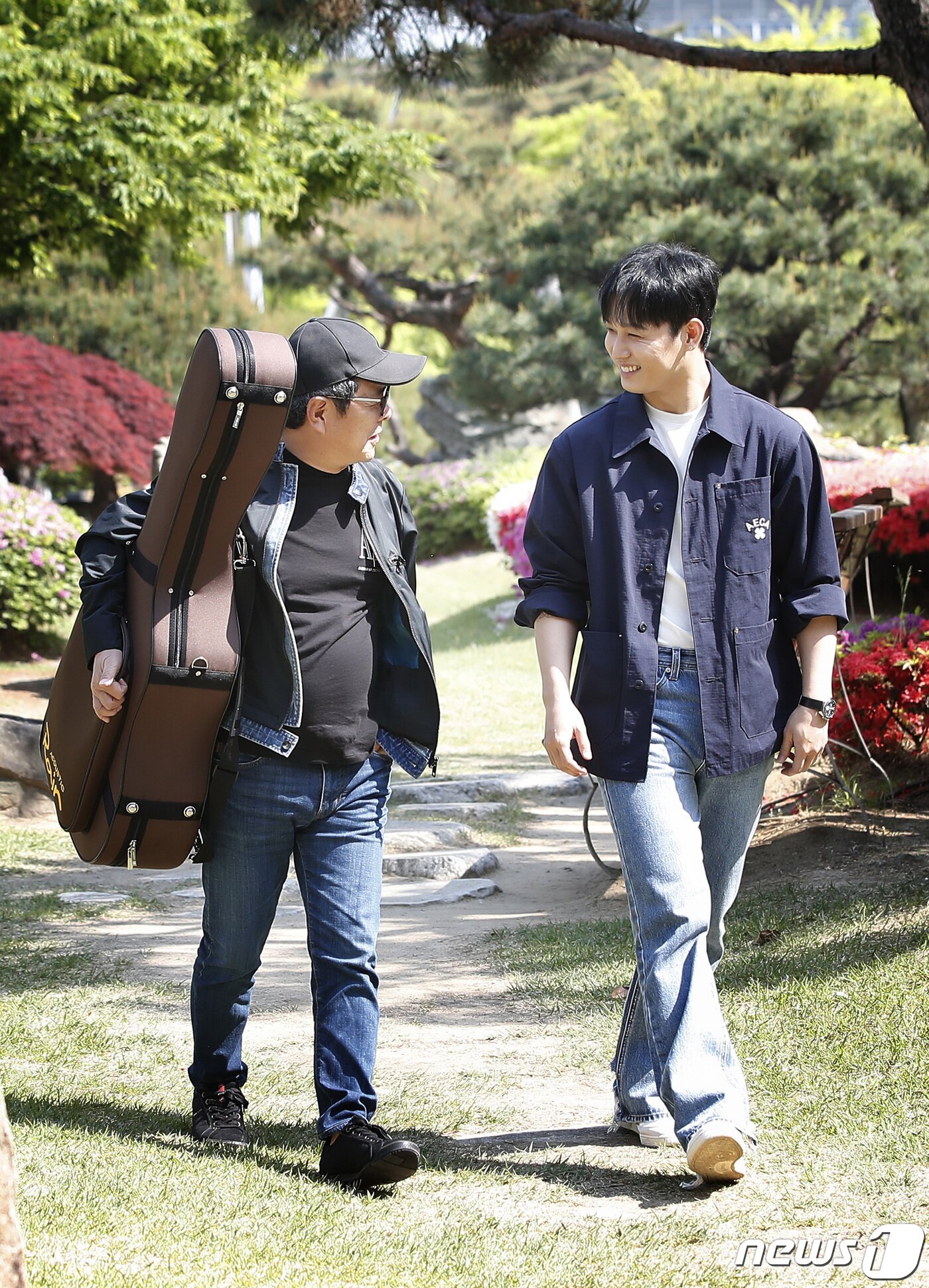 본문 이미지 - 가수 임지훈, 임현식 부자가 서울 영등포구 여의도 kbs에서 뉴스1과의 인터뷰를 마친 뒤 이동하고 있다.  ⓒ News1 권현진 기자