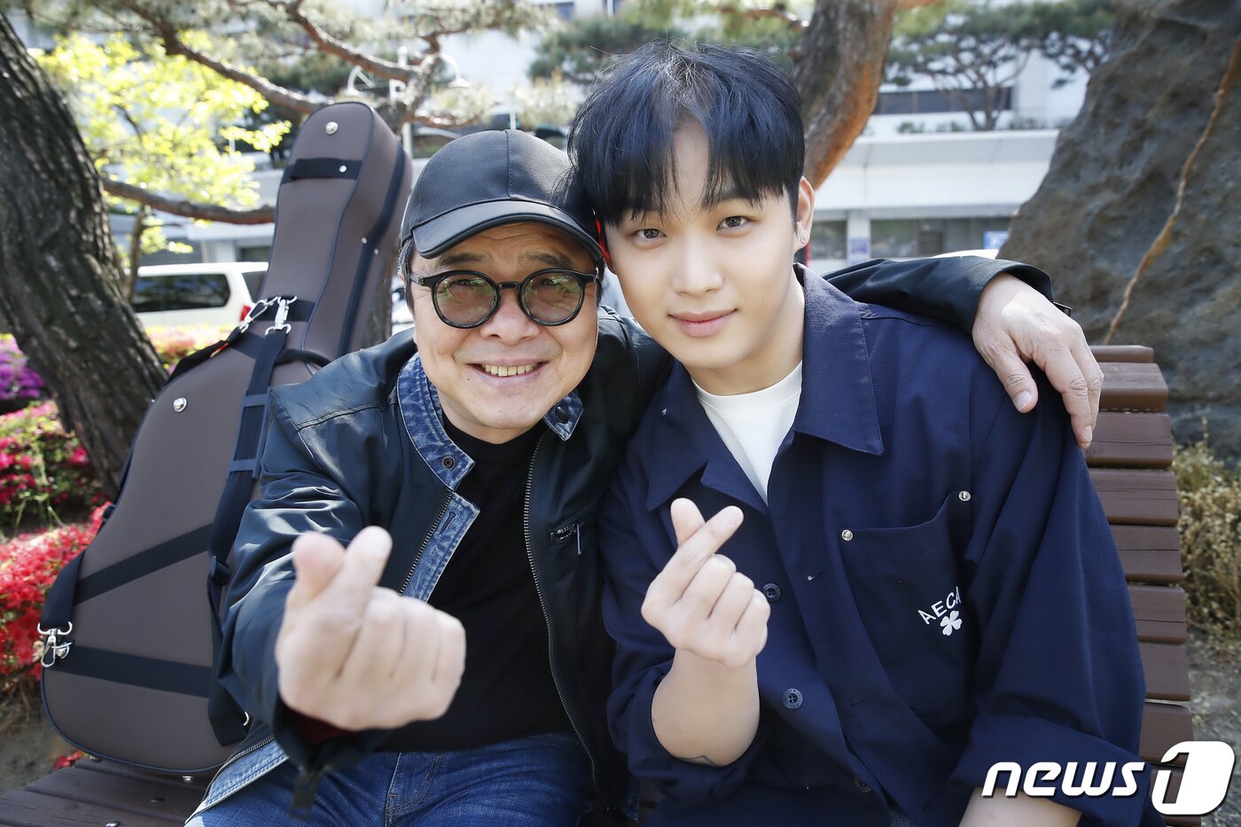 본문 이미지 - 가수 임지훈, 임현식 부자가 서울 영등포구 여의도 kbs에서 '가정의 달'을 맞아 열린 뉴스1과의 인터뷰에 앞서 하트를 그리고 있다. ⓒ News1 권현진 기자