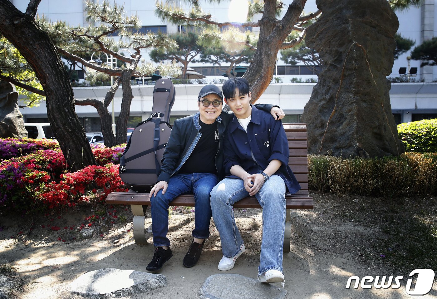 본문 이미지 - 가수 임지훈, 임현식 부자가 서울 영등포구 여의도 kbs에서 '가정의 달'을 맞아 열린 뉴스1과의 인터뷰에 앞서 포즈를 취하고 있다. ⓒ News1 권현진 기자