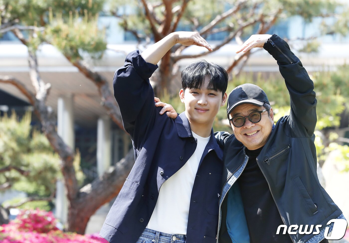 본문 이미지 - 가수 임지훈, 임현식 부자가 서울 영등포구 여의도 kbs에서 '가정의 달'을 맞아 열린 뉴스1과의 인터뷰에 앞서 큼지막한 하트를 보내고 있다. ⓒ News1 권현진 기자