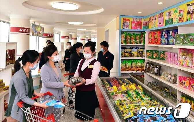 본문 이미지 - (평양 노동신문=뉴스1) = 북한 평양 송화거리 주민들이 상점을 이용하고 있다. [국내에서만 사용가능. 재배포 금지. DB 금지. For Use Only in the Republic of Korea. Redistribution Prohibited] rodongphoto@news1.kr
