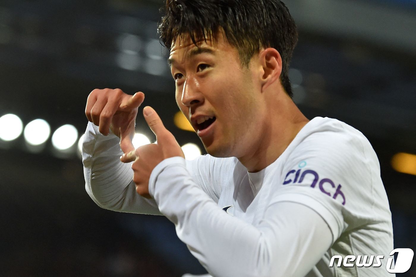 본문 이미지 - 손흥민(토트넘)이 8일(한국시간) 영국 리버풀의 안필드에서 열린 2021-22시즌 잉글랜드 프리미어리그(EPL) 36라운드 리버풀과의 원정 경기에서 리그 20호골을 기록한 뒤 기뻐하고 있다. ⓒ AFP=뉴스1