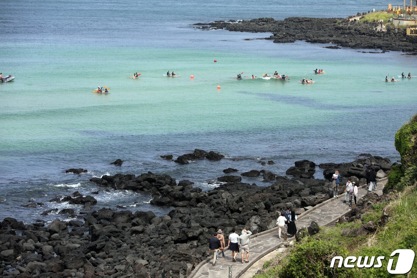 본문 이미지 - 제주시 애월읍 한담 해변에서 관광객들이 카약 타기와 산책을 즐기고 있다.2022.5.7/뉴스1 ⓒ News1 고동명 기자
