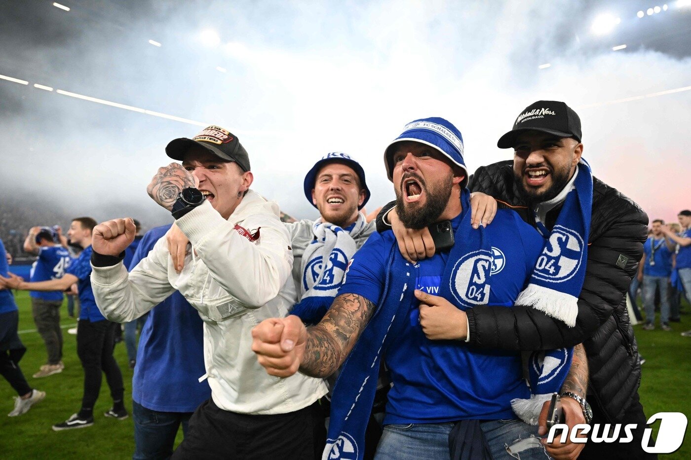 본문 이미지 - 한 시즌 만에 1부로 승격한 샬케04 팬들이 기뻐하고 있다.I ⓒ AFP=뉴스1