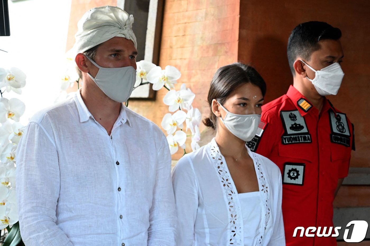 본문 이미지 - 러시아인 인플루언서 부부가 3년 전 인도네시아 발리의 700년 된 신성한 나무에서 누드 사진을 찍었다가 추방 위기에 놓인 가운데, 이들 부부가 최근 해당 나무를 찾아 사과했다 ⓒ AFP=뉴스1