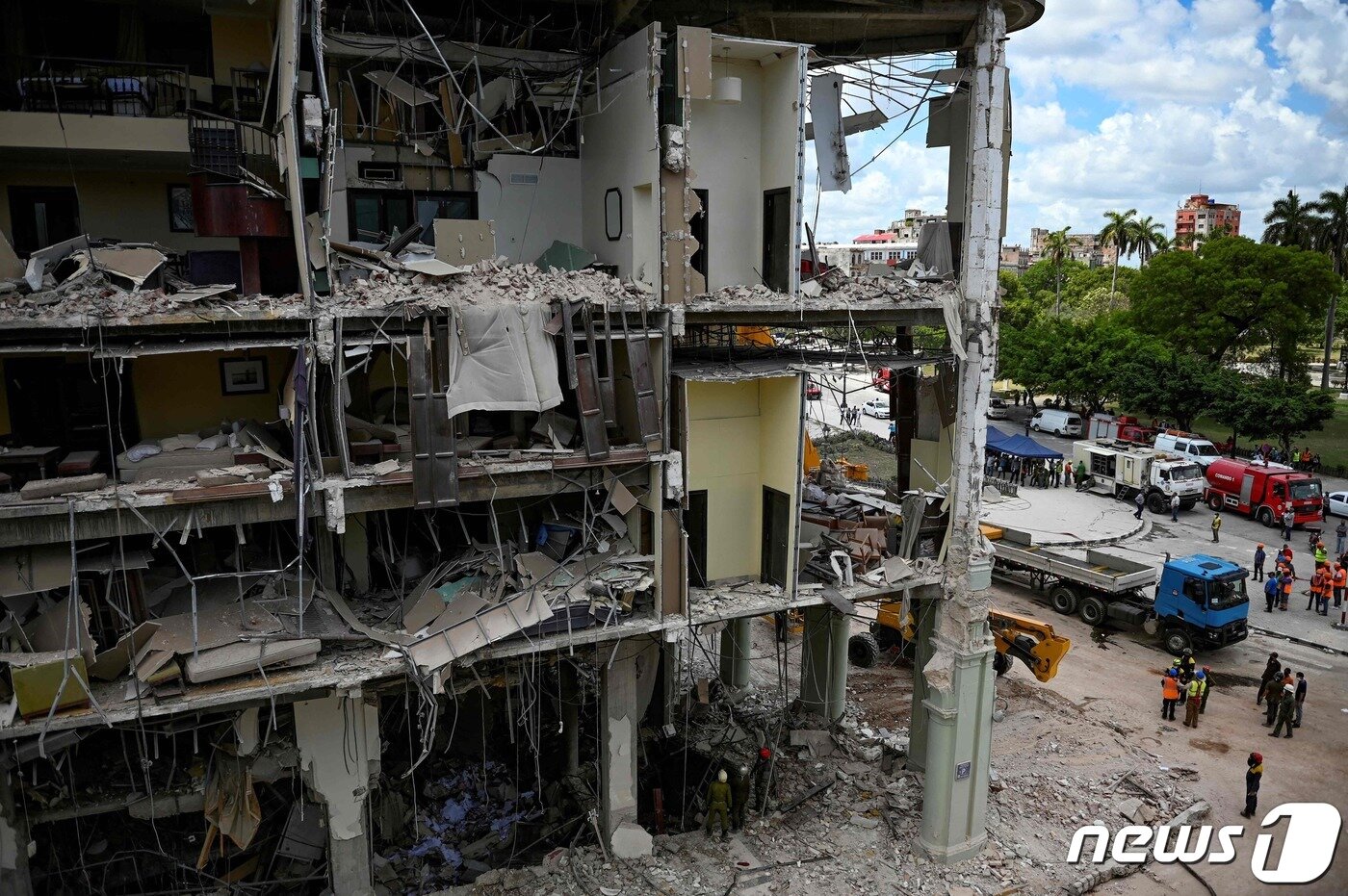 본문 이미지 - 쿠바 수도 아바나 시내의 사라토가 호텔에서 지난 6일(현지시간) 발생한 가스 유출 추정 폭발에 의한 사망자가 27명으로 늘어난 가운데 구조 당국은 7일 무너진 건물에서 생존자 수색 작업을 벌이고 있다. ⓒ AFP=뉴스1