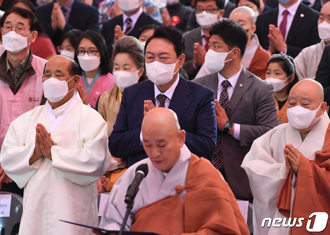본문 이미지 - 윤석열 대통령 당선인이 8일 오전 서울 종로구 조계사에서 열린 ‘불기2566년 부처님 오신날 법요식’ 에 참석해 합장을 하고 있다. 2022.5.8/뉴스1 ⓒ News1 인수위사진기자단