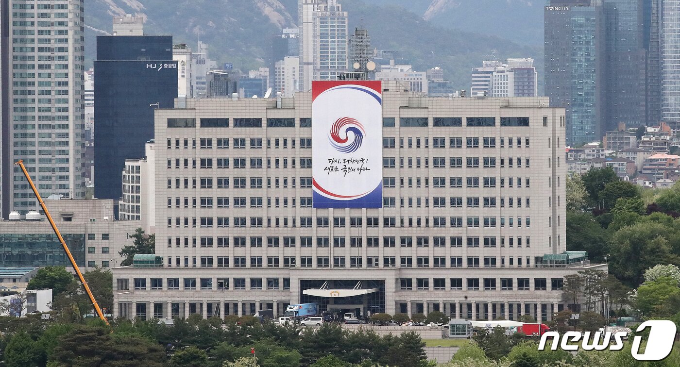 본문 이미지 - 윤석열 대통령 당선인의 취임식을 이틀 앞둔 8일 오후 서울 국방부 청사에 대한민국 대통령의 상징인 봉황(鳳凰)과 현수막이 설치되어 있다. 2022.5.8/뉴스1 ⓒ News1 임세영 기자