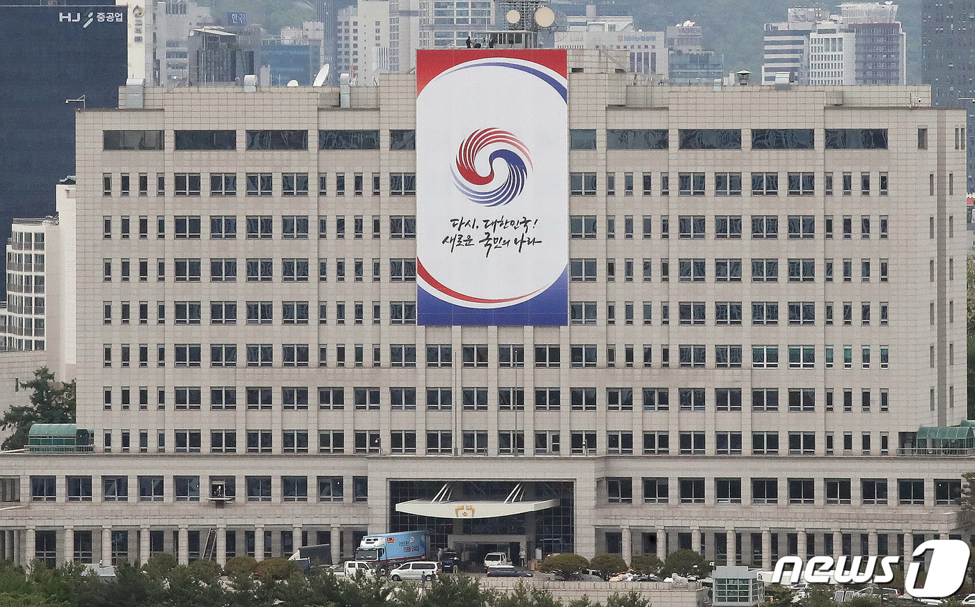 (서울=뉴스1) 임세영 기자 = 윤석열 대통령 당선인의 취임식을 이틀 앞둔 8일 오후 서울 국방부 청사에 대한민국 대통령의 상징인 봉황(鳳凰)과 현수막이 설치되어 있다. 2022. …