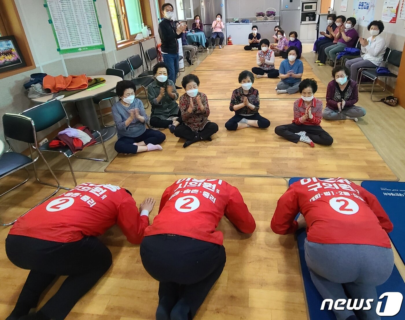 본문 이미지 - 국민의힘 대전 대덕구 시·구의원 청년 후보들이 어버이날인 8일 지역 경로당을 찾아 어르신들께 큰절을 올리고 있다. ⓒ뉴스1