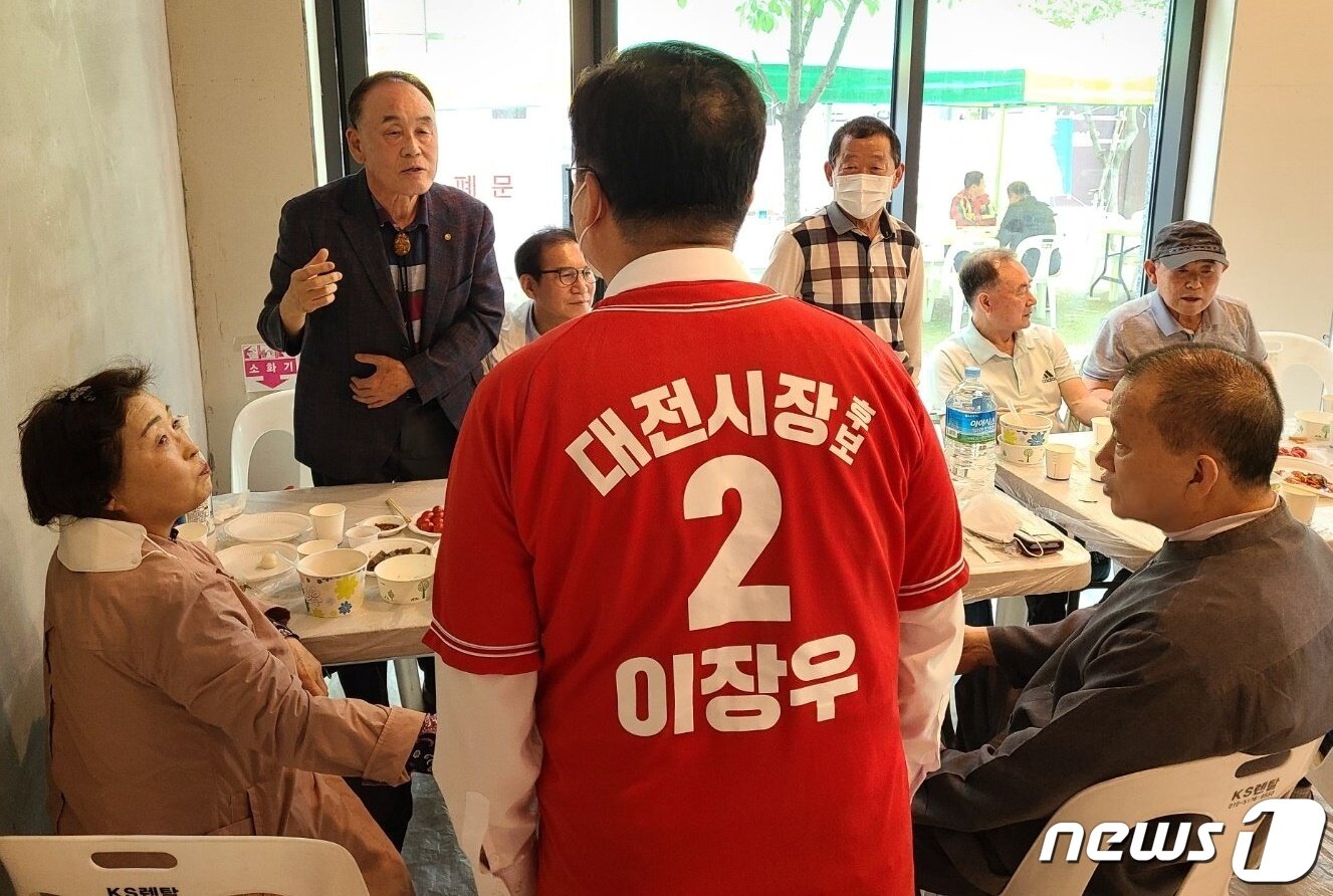 본문 이미지 - 국민의힘 이장우 대전시장 후보는 어버이날을 맞아 지난 7일 유성구 구즉신협 어르신 식사대접 봉사에 참여했다. ⓒ뉴스1