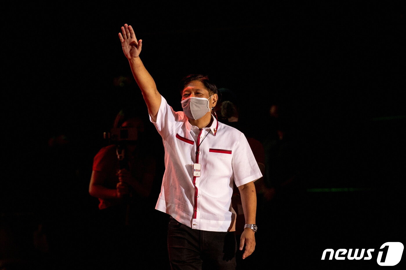 본문 이미지 - 9일 치러지는 필리핀 대선 및 총선에서 대통령에 도전하는 페르디난드 봉봉 마르코스 주니어 후보가 7일 파랑케시티에서 마지막 선거 유세를 갖고 지지자들에게 손을 흔들어 보이고 있다. 2022. 5. 7. ⓒ 로이터=뉴스1 ⓒ News1 최서윤 기자