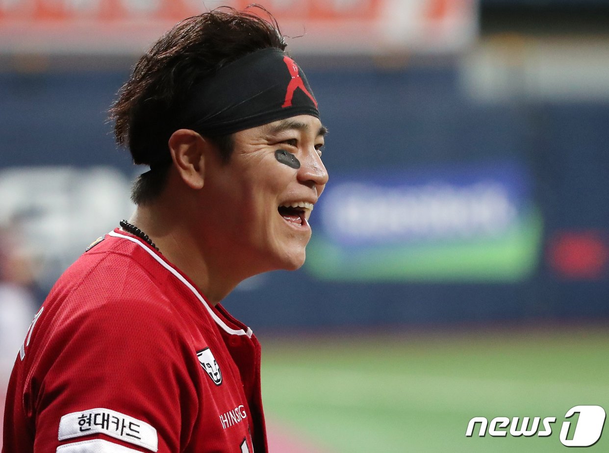 본문 이미지 - 8일 서울 구로구 고척스카이돔에서 열린 프로야구 '2022 신한은행 SOL KBO리그' SSG랜더스와 키움히어로즈의 경기, SSG 추신수가 경기 전 키움 더그아웃을 보며 환하게 웃고 있다. 2022.5.8/뉴스1 ⓒ News1 김진환 기자