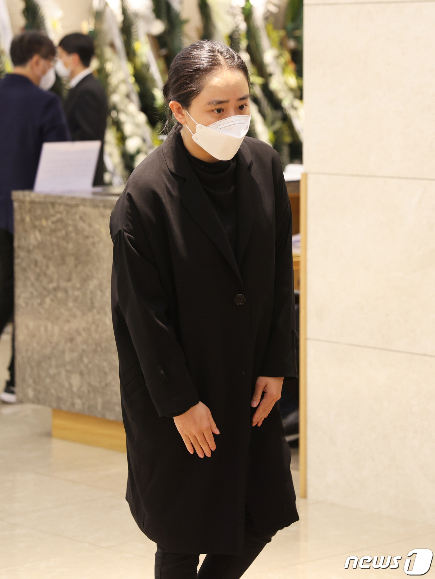 (서울=뉴스1) = 배우 문근영이 8일 서울 강남구 삼성서울병원 장례식장에 마련된 배우 고 강수연의 빈소를 찾아 조문하고 있다. (故 강수연 배우 장례위원회 제공) 2022.5.8 …