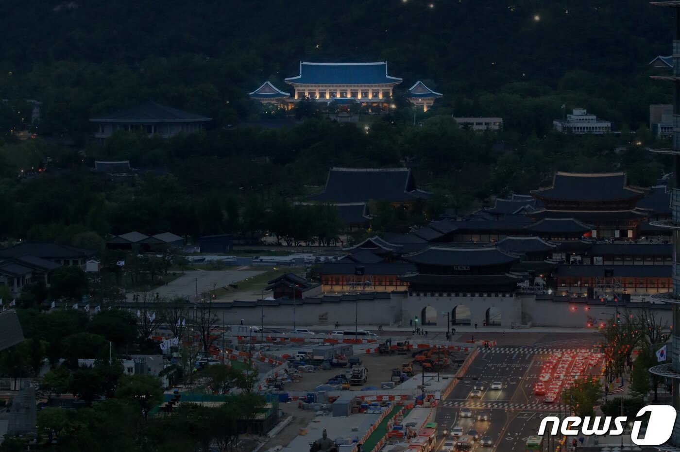 본문 이미지 - 8일 오후 청와대 경내에 불이 켜진채 밤이 깊어가고 있다. 문 대통령은 이날 청와대에서의 마지막 밤을 보낸다. 2022.5.8/뉴스1 ⓒ News1 구윤성 기자