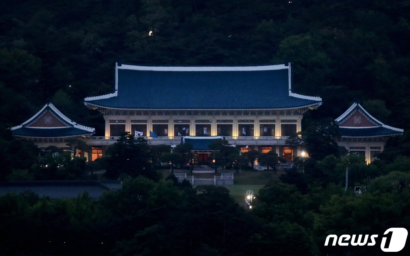 본문 이미지 - 8일 오후 청와대 경내에 불이 켜진채 밤이 깊어가고 있다. 문 대통령은 이날 청와대에서의 마지막 밤을 보낸다.  2022.5.8/뉴스1 ⓒ News1 구윤성 기자