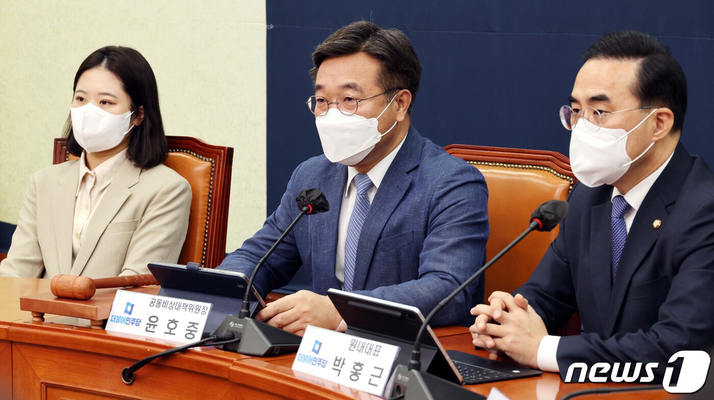 본문 이미지 - 윤호중 더불어민주당 공동비상대책위원장이 9일 국회에서 열린 비상대책위원회의에서 발언을 하고 있다. (공동취재)2022.5.9/뉴스1 ⓒ News1 허경 기자