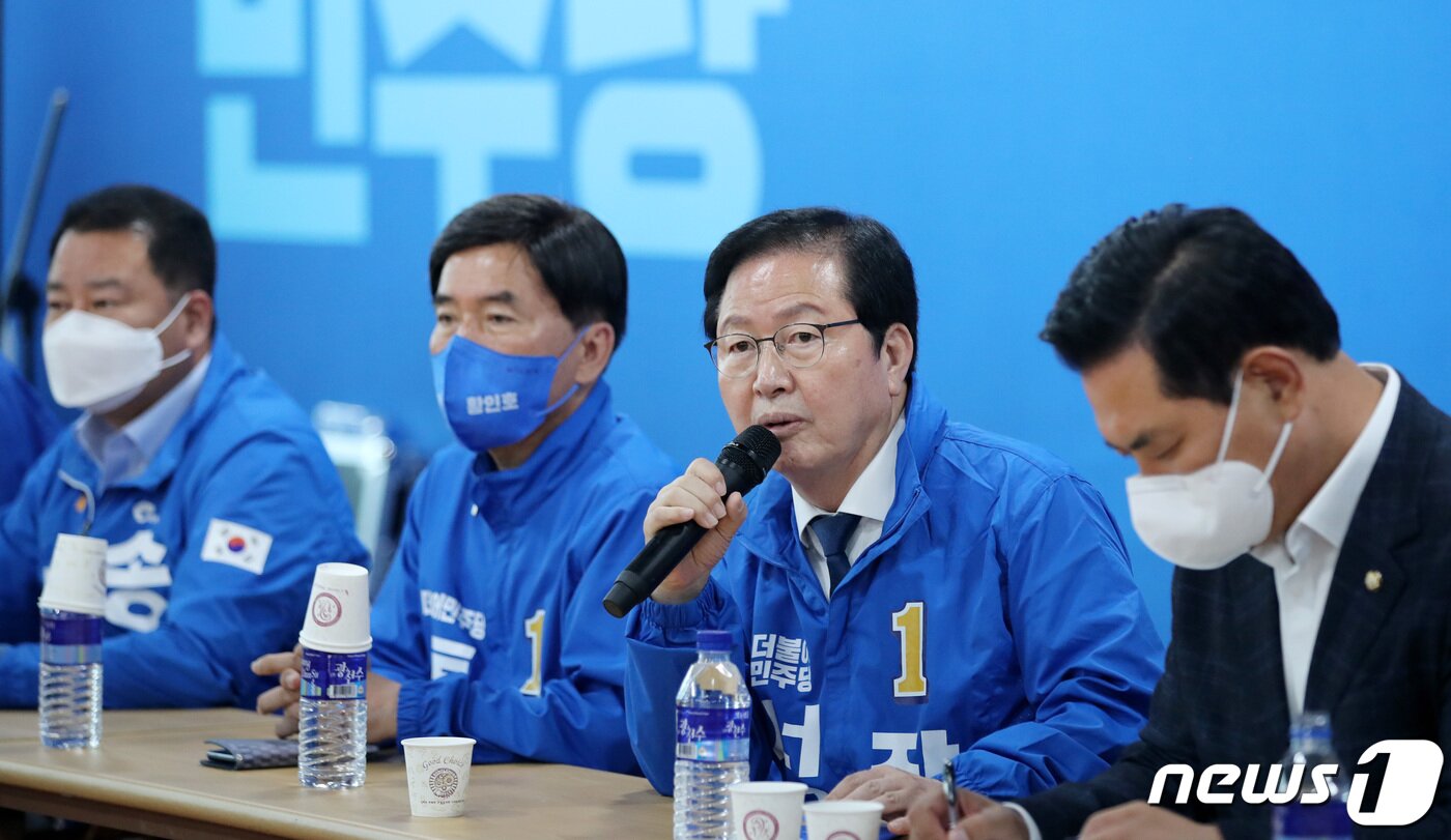 본문 이미지 - 지난 9일 더불어민주당 허태정 대전시장 후보 선거사무소에서 열린 제8회 전국동시지방선거 출마자 전체회의’에서 장종태 서구청장 후보가 발언하고 있다. ⓒNews1 김기태 기자