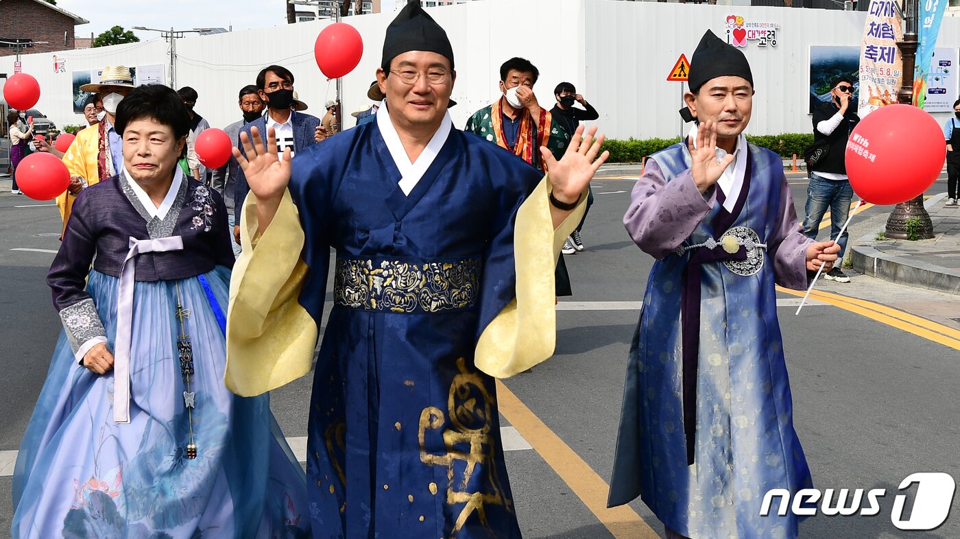 본문 이미지 - 곽용환 고령군수가 대가야체험축제 거리퍼레이드에서 주민들과 함께 행진하고 있다. (고령군 제공)2022.5.9/ⓒ 뉴스1
